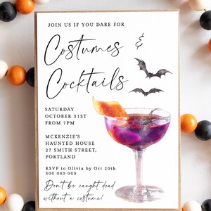 K&ouml;nnte beinhalten: Eine Halloween-Partyeinladung mit einer Aquarell-Illustration eines Cocktails mit einer Spinne und einer Orangenscheibe. Der Text lautet "Join us if you dare for Costumes & Cocktails, Samstag, 31. Oktober ab 19 Uhr, McKenzie's Haunted House, 27 Smith Street, Portland, RSVP an Olivia bis zum 20. Oktober 500 000 000, Sei nicht ohne Kost&uuml;m erwischt!"