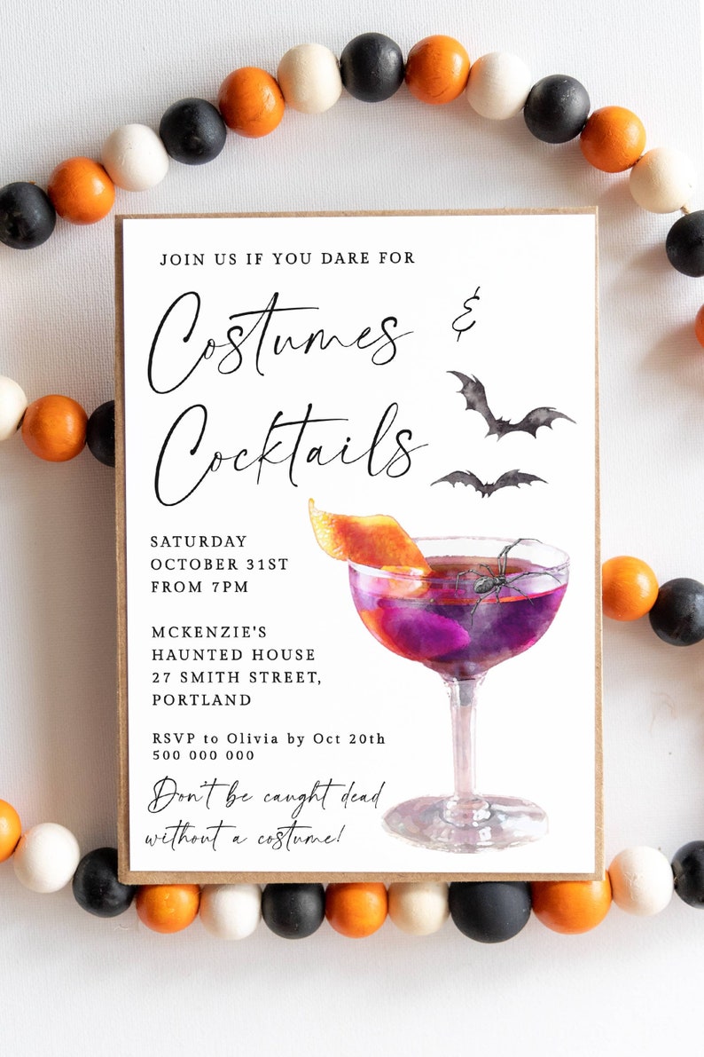 K&ouml;nnte beinhalten: Eine Halloween-Partyeinladung mit einer Aquarell-Illustration eines Cocktails mit einer Spinne und einer Orangenscheibe. Der Text lautet "Join us if you dare for Costumes & Cocktails, Samstag, 31. Oktober ab 19 Uhr, McKenzie's Haunted House, 27 Smith Street, Portland, RSVP an Olivia bis zum 20. Oktober 500 000 000, Sei nicht ohne Kost&uuml;m erwischt!"