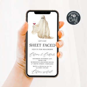 Może przedstawiać: Cyfrowe zaproszenie na imprezę Halloweenową z duchem trzymającym kieliszek wina. Zaproszenie zawiera napis "Let's Get Sheet Faced" i zawiera szczegółowe informacje o imprezie, w tym datę, godzinę, miejsce i informacje o RSVP. Zawiera również tekst "Costumes essential!"