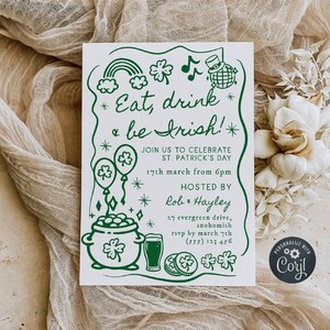 Pode incluir: Cartão de convite branco com texto e ilustrações verdes para uma celebração do Dia de São Patrício. O design inclui um arco-íris, trevos, notas musicais, balões, um pote de ouro, uma caneca de cerveja e moedas.