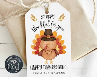 Puede incluir: Una etiqueta de regalo blanca con una ilustración de acuarela de un pavo que lleva un sombrero de peregrino. El texto dice "So very thankful for you" y "Happy Thanksgiving! From the Rowans".