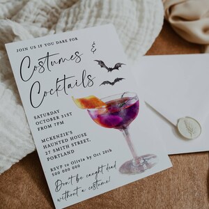 K&ouml;nnte beinhalten: Eine wei&szlig;e Einladungskarte mit schwarzem Text, der "Join us if you dare for Costumes & Cocktails" lautet. Die Karte zeigt eine Aquarell-Illustration eines Cocktailglases mit einem violetten Getr&auml;nk, einer Orangenscheibe und einer Spinne. Der Text enth&auml;lt auch das Datum, die Uhrzeit und den Ort der Veranstaltung. Der Text "Don't be caught dead without a costume!" ist in Kursivschrift geschrieben.