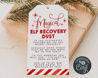 Puede incluir: Una etiqueta de regalo blanca con borde de rayas rojas y blancas. La etiqueta tiene texto rojo que dice "Magical Elf Recovery Dust". El texto continúa con instrucciones sobre cómo usar el polvo para ayudar al elfo a recuperarse. La etiqueta está personalizada con el nombre "Coril".