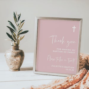 Peut inclure: Une pancarte rose avec une croix blanche en haut et le texte "Merci d'avoir rendu mon bapt&ecirc;me si doux. Prenez un petit quelque chose ! Bapt&ecirc;me de Juliette 10.10.25"