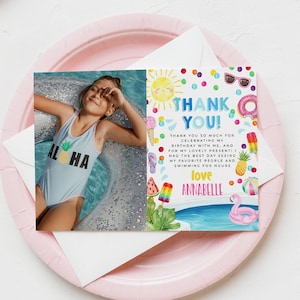 Op de afbeelding: Een bedankkaart met zomerse illustraties, waaronder een zon, zonnebril en een flamingo-drijver. De kaart luidt "Bedankt!" en "love Annabelle". Er is ook een lichtblauw badpak met de tekst "AL HA" en een ananasafbeelding.
