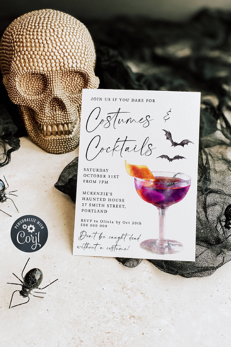 K&ouml;nnte beinhalten: Eine wei&szlig;e Einladungskarte mit schwarzem Text f&uuml;r eine Halloween-Party. Die Einladung lautet "Schlie&szlig;en Sie sich uns an, wenn Sie es wagen, f&uuml;r Kost&uuml;me & Cocktails". Die Party findet am Samstag, den 31. Oktober um 19:00 Uhr im Spukhaus von McKenzie, 27 Smith Street, Portland statt. Bitte melden Sie sich bis zum 20. Oktober bei Olivia unter 500 000 000 an. Die Einladung lautet auch "Seien Sie nicht tot aufgefunden, ohne ein Kost&uuml;m!"
