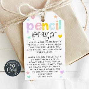 Op de afbeelding: Een wit rechthoekig cadeaulabel met afgeronde bovenhoeken, voorzien van de kleurrijke tekst "pencil prayer" en een boodschap over geliefd en dapper zijn. Het label is versierd met kleine pastelkleurige sterretjes en hartjes.