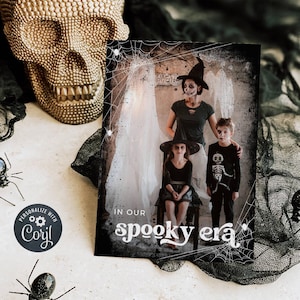 In ons griezelig tijdperk Halloween kerstkaartsjabloon, afdrukbare griezelige familiefotowenskaarten, bewerkbare kaart spinvleermuizen, direct downloaden