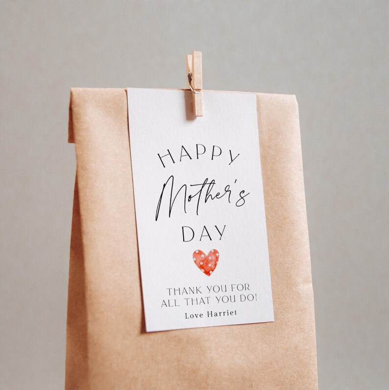 Pu&ograve; includere: Un'etichetta regalo bianca con il testo "Happy Mother's Day" e un cuore rosso con pois bianchi. L'etichetta include anche il testo "Thank you for all that you do! Love Harriet".