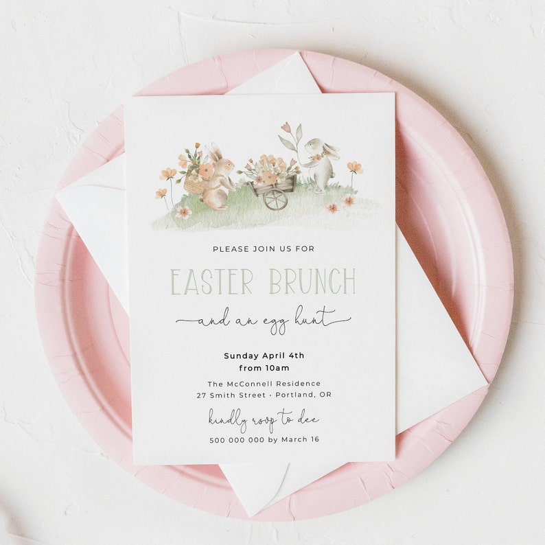 Pu&ograve; includere: Un invito a un brunch di Pasqua e una caccia alle uova. L'invito presenta un'illustrazione ad acquerello di due conigli con cesti di fiori e una carriola piena di fiori. Il testo recita: "Ti invitiamo a un brunch di Pasqua e una caccia alle uova. Domenica 4 aprile dalle 10:00. La residenza McConnell 27 Smith Street - Portland, OR. Si prega di confermare la propria presenza al [numero di telefono] entro il 16 marzo."