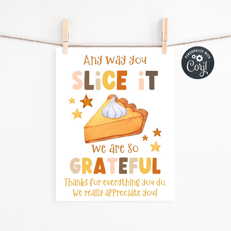 Puede incluir: Una impresi&oacute;n con el texto "Any way you slice it, we are so grateful." La impresi&oacute;n presenta una ilustraci&oacute;n en acuarela de una porci&oacute;n de tarta con crema batida, rodeada de estrellas. La impresi&oacute;n est&aacute; colgada de un tendedero.