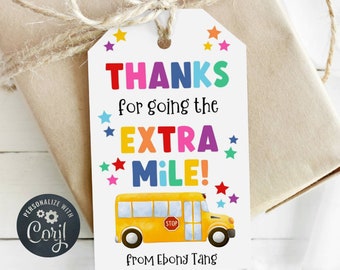 以下が含まれることがあります： カラフルなスクールバスのイラストと「THANKS for going the EXTRA MILE!」というテキストと星が描かれた白いギフトタグ。タグには「from Ebony Tang」というテキストも含まれています。