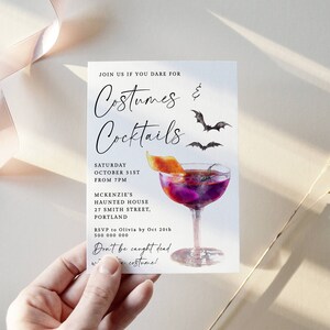 K&ouml;nnte beinhalten: Eine Halloween-Partyeinladung mit einer Schwarzwei&szlig;illustration von Flederm&auml;usen und einem violetten Cocktail mit einer Orangenscheiben-Garnitur. Der Text lautet: "Join us if you dare for Costumes & Cocktails, Samstag, 31. Oktober ab 19 Uhr, McKenzie's Haunted House, 27 Smith Street, Portland, RSVP an Olivia bis zum 20. Oktober, 500 000 000, Don't be caught dead without a costume!"