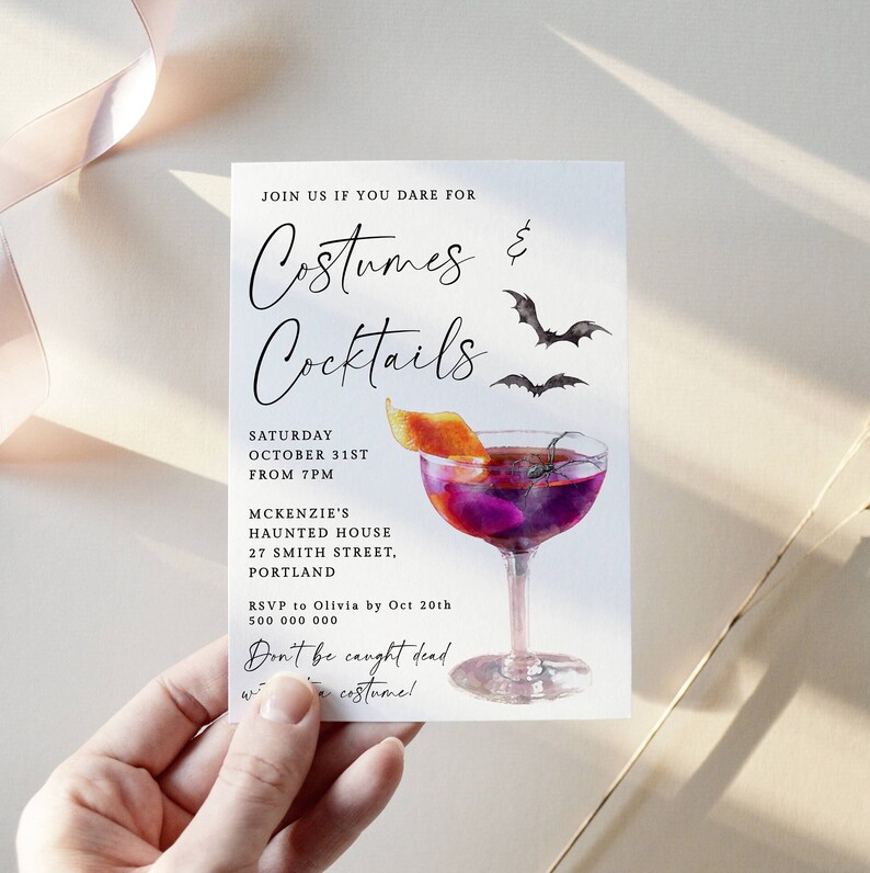 K&ouml;nnte beinhalten: Eine Halloween-Partyeinladung mit einer Schwarzwei&szlig;illustration von Flederm&auml;usen und einem violetten Cocktail mit einer Orangenscheiben-Garnitur. Der Text lautet: "Join us if you dare for Costumes & Cocktails, Samstag, 31. Oktober ab 19 Uhr, McKenzie's Haunted House, 27 Smith Street, Portland, RSVP an Olivia bis zum 20. Oktober, 500 000 000, Don't be caught dead without a costume!"
