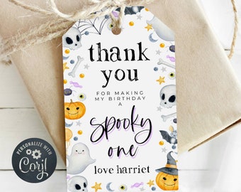 Può includere: Etichetta di ringraziamento bianca con un tema di Halloween spettrale. Dice "grazie per aver reso il mio compleanno un compleanno spettrale, con affetto harriet". L'etichetta è decorata con fantasmi, zucche, pipistrelli, occhi, caramelle e stelle.