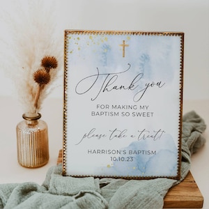 Puede incluir: Un cartel de acuarela azul y dorado con una cruz dorada y el texto "Gracias por hacer mi bautismo tan dulce, por favor, toma un dulce! Bautismo de Harrison 10.10.23"