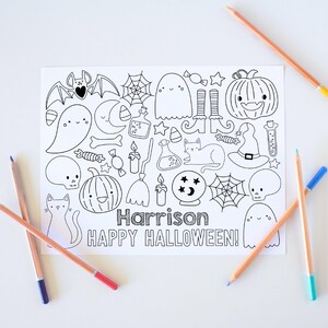 Op de afbeelding: Een zwart-witte printbare kleurplaat met een Halloween-thema. De pagina bevat een verscheidenheid aan Halloween-karakters en objecten, waaronder geesten, pompoenen, vleermuizen, katten, heksenhoeden en maïs snoepjes. De pagina bevat ook de tekst "Harrison Gelukkig Halloween!"