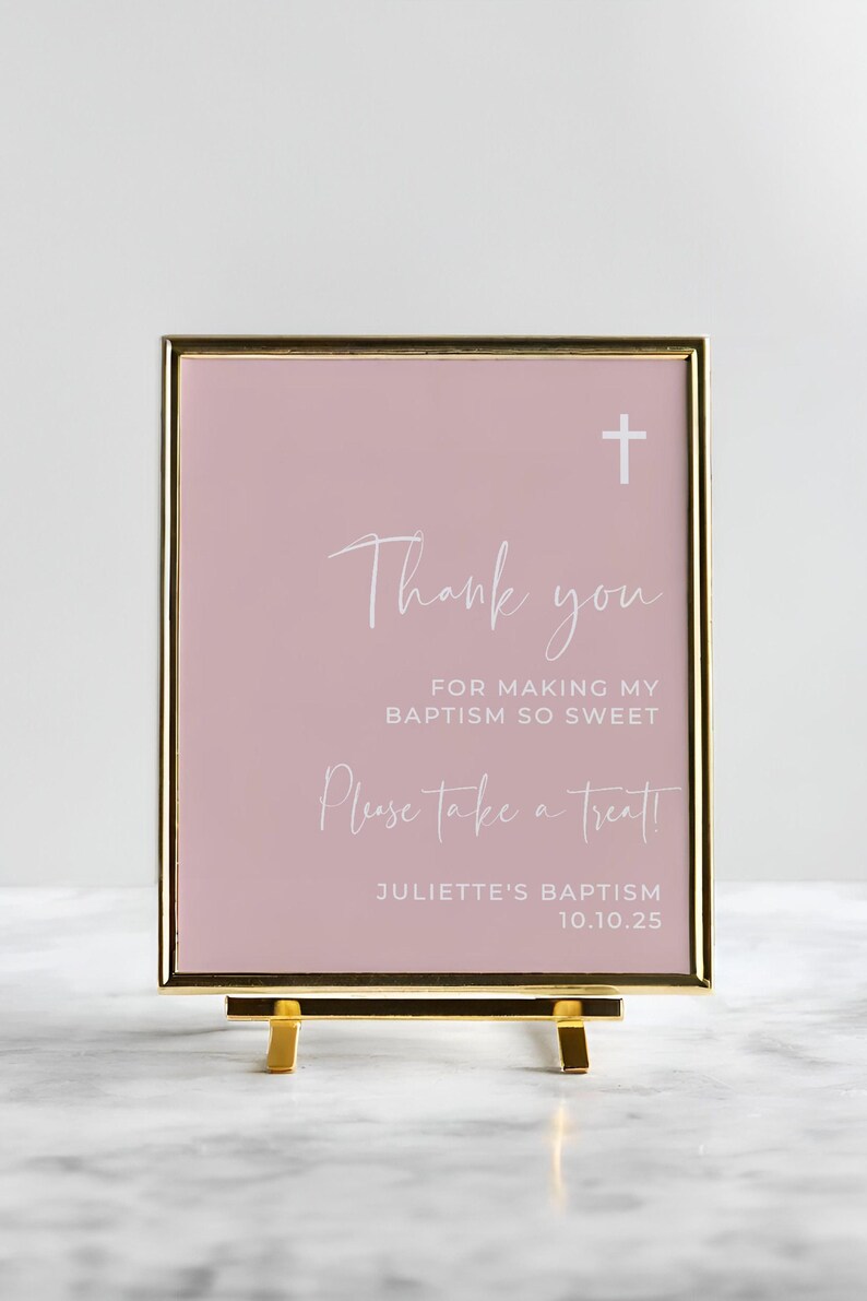 Peut inclure: Une pancarte rose avec un cadre dor&eacute; et un chevalet dor&eacute;. La pancarte indique "Merci d'avoir rendu mon bapt&ecirc;me si doux. Prenez un petit quelque chose !" et "Bapt&ecirc;me de Juliette 10.10.25".
