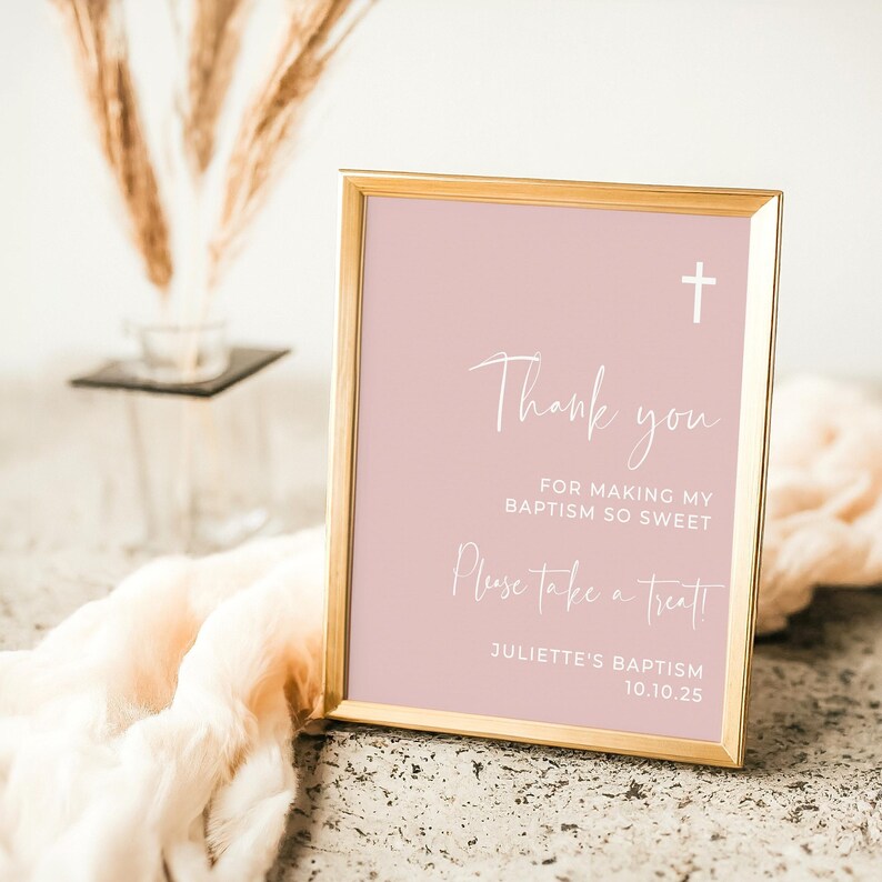 Peut inclure: Une pancarte rose avec un cadre dor&eacute; et une croix blanche en haut. La pancarte dit "Merci d'avoir rendu mon bapt&ecirc;me si doux. Prenez un petit cadeau ! Bapt&ecirc;me de Juliette 10.10.25"