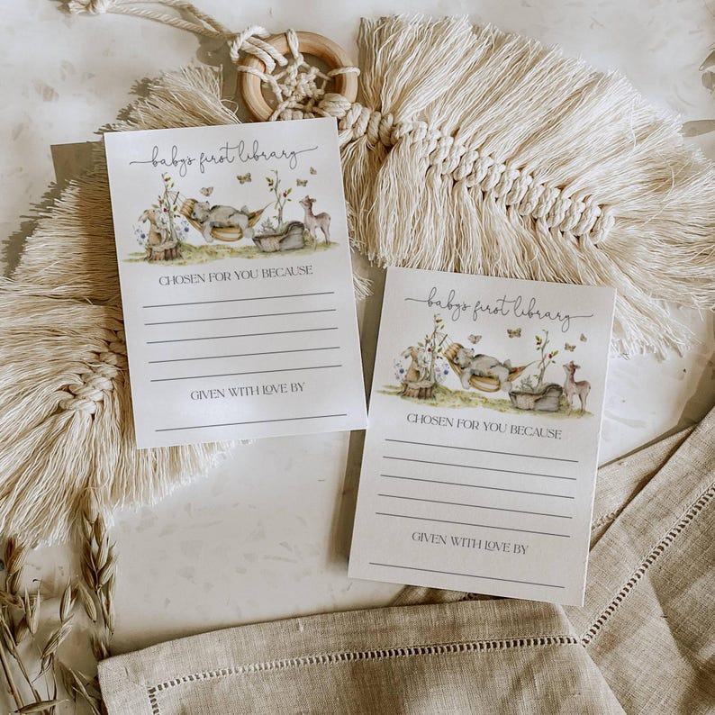 Pu&ograve; includere: Due carte bianche con un'illustrazione di animali del bosco e il testo "baby's first library". Le carte hanno righe per scrivere "scelto per te perch&eacute;" e "dato con amore da".