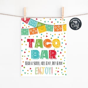 Op de afbeelding: Een kleurrijk "Taco Bar" bord met feestelijke slingers en confetti. Het bord bevat de tekst "Grab a shell, fill it up, top it off, enjoy!" en een "Personalize with Corjl" logo. Het hangt aan een waslijn met houten knijpers.