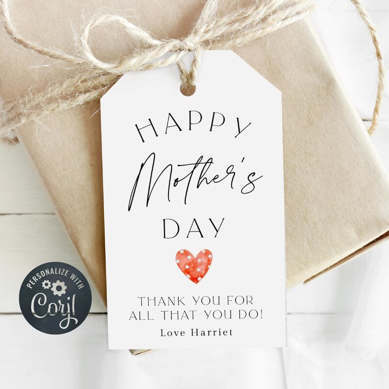 Pu&ograve; includere: Etichetta regalo bianca con il testo "HAPPY Mother's DAY" in corsivo nero. Un cuore rosso con pois bianchi &egrave; sotto il testo. Il testo "THANK YOU FOR ALL THAT YOU DO! Love Harriet" &egrave; sotto il cuore.