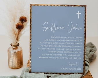 Puede incluir: Un cartel enmarcado de color azul claro con una cruz blanca en la parte superior y el texto "Sullivan John" en cursiva blanca. El cartel tiene un poema sobre bendiciones y orientación para un niño. El texto "beptised" y la fecha "Sunday June 16, 2023" también están incluidos.