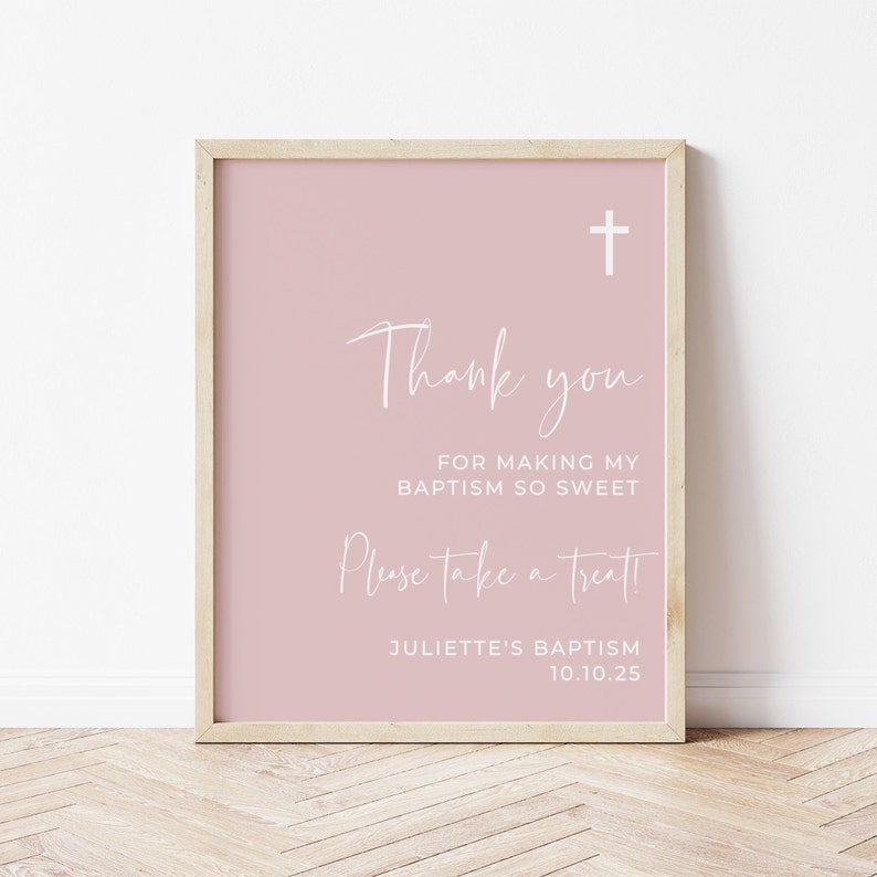 Peut inclure: Une pancarte rose avec une croix blanche en haut et le texte "Merci d'avoir rendu mon bapt&ecirc;me si doux. Prenez un petit quelque chose ! Bapt&ecirc;me de Juliette 10.10.25"