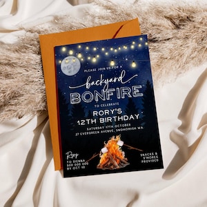 Op de afbeelding: Een blauwe en witte uitnodiging voor een kampvuur in de achtertuin om de 12e verjaardag van Rory te vieren. De uitnodiging toont een kampvuur met marshmallows, een volle maan en lichtslingers. De tekst luidt: "Kom gezellig mee naar een kampvuur in de achtertuin om de 12e verjaardag van Rory te vieren. Zaterdag 17 oktober, 27 Evergreen Avenue, Snohomish WA."