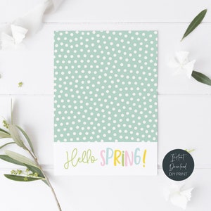 Puede incluir: Tarjeta imprimible con fondo de lunares verdes y el texto "Hello Spring!" en letras de colores. La tarjeta también incluye el texto "Descarga instantánea Impresión DIY".
