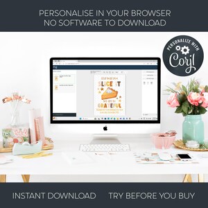 Puede incluir: Una pantalla de ordenador muestra un dise&ntilde;o digital con tem&aacute;tica de Acci&oacute;n de Gracias con un gr&aacute;fico de tarta y el texto "And what you slice it, we are so grateful." La pantalla est&aacute; rodeada de material de oficina y un jarr&oacute;n con flores. El texto en la parte superior dice: "Personaliza en tu navegador, sin necesidad de descargar software."