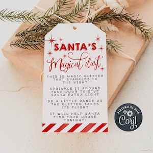 Puede incluir: Una etiqueta de regalo blanca con texto rojo y un borde a rayas rojo y blanco. El texto dice "SANTA'S Magical dust" e incluye instrucciones para usar la brillantina para ayudar a Santa a encontrar tu casa. La etiqueta está personalizada con "Coril".