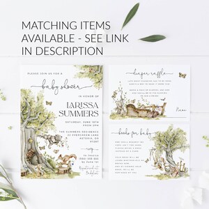Pu&ograve; includere: Un invito a un baby shower con tema boscoso. L'invito presenta un albero verde con una casetta per gli uccelli, uno scoiattolo, un coniglio e un orso. Il testo sull'invito recita "Si prega di unirsi a noi per un baby shower in onore di Larissa Summers. Sabato 10 giugno dalle 14:00. La residenza Summers, 22 Evergreen Lane, Astoria, OR 97207. Si prega di confermare la propria presenza a Jessica al (555) 555 555 entro il 1&deg; giugno. Registrato su Babylist."