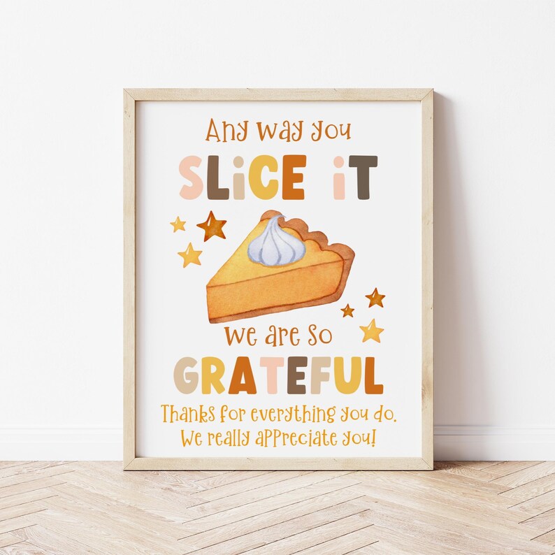 Puede incluir: Una impresi&oacute;n enmarcada con el texto "Any way you SLICE it, we are so GRATEFUL." La impresi&oacute;n presenta una ilustraci&oacute;n de acuarela de una porci&oacute;n de pastel con crema batida y acentos de estrella. Tambi&eacute;n se incluye el texto "Thanks for everything you do. We really appreciate you!"