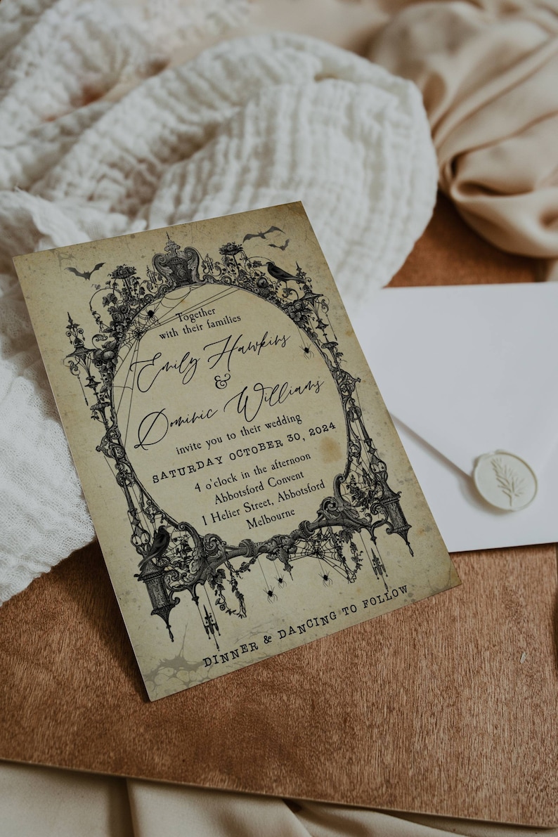 Puede incluir: Una invitaci&oacute;n de boda de estilo vintage con una ilustraci&oacute;n en blanco y negro de un arco g&oacute;tico con murci&eacute;lagos, ara&ntilde;as y un cuervo. El texto dice "Juntos con sus familias Emily Hamper & Dominic Williams les invitan a su boda S&aacute;bado 30 de octubre de 2024 4 en punto de la tarde Abbotsford Convent 1 Helier Street, Abbotsford Melbourne Cena y baile a continuaci&oacute;n"