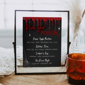 Può includere: Un cartello nero in ardesia con un effetto di gocciolamento di glitter rosso e il testo "Pick your POISON". Il cartello elenca quattro cocktail a tema Halloween con i loro ingredienti: Poison Apple Martini, Witches' Brew, Vampire's Kiss e The Raven Mojito.