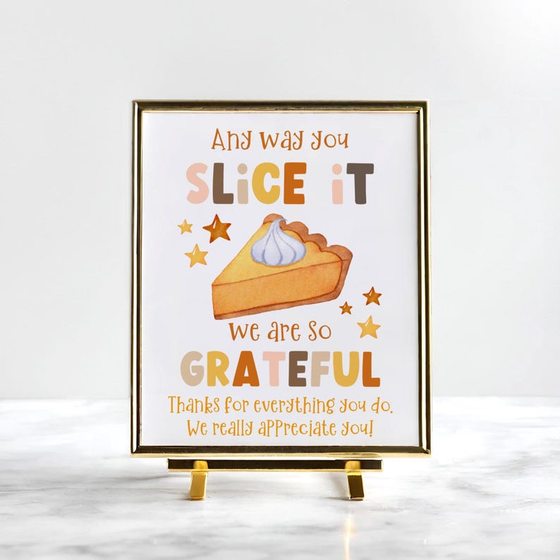 Puede incluir: Un marco dorado con un soporte. La impresi&oacute;n presenta el texto "Any way you slice it" y "We are so grateful" con una ilustraci&oacute;n de acuarela de una porci&oacute;n de pastel. El texto adicional dice "Thanks for everything you do. We really appreciate you!"