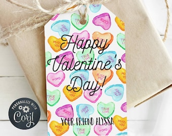 Op de afbeelding: Een Valentijnsdag cadeaulabel met een aquarelontwerp van kleurrijke snoephartjes. Het label zegt "Happy Valentine's Day!" en "Your Friend Alyssa". Het cadeau is verpakt in bruin papier en vastgebonden met touw.