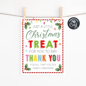 Può includere: Un cartello natalizio bianco con la scritta "JUST A LITTLE Christmas TREAT FOR YOU TO SAY THANK YOU FOR ALL THAT YOU DO! MERRY CHRISTMAS!". Decorato con agrifoglio, stelle e luci.