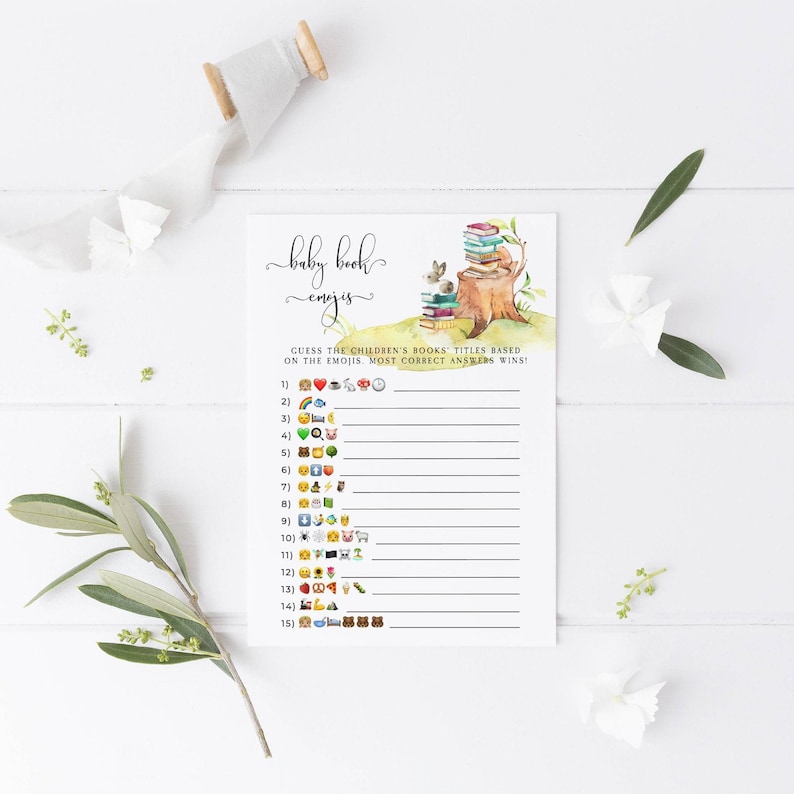 Puede incluir: Un juego de baby shower imprimible con una ilustraci&oacute;n de acuarela de una ardilla sentada en un toc&oacute;n de &aacute;rbol con una pila de libros. El juego se llama "Baby Book Emojis" y pide a los jugadores que adivinen los t&iacute;tulos de los libros para ni&ntilde;os en funci&oacute;n de los emojis.