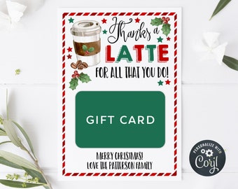 Op de afbeelding: Een rood-wit gestreepte cadeaukaart houder met een groene cadeaukaart erin. De houder heeft een koffiebeker met een rood-groen latte ontwerp en de tekst "Thanks a Latte for all that you do!"  Prettige Kerst! Met liefde, de familie Patterson.