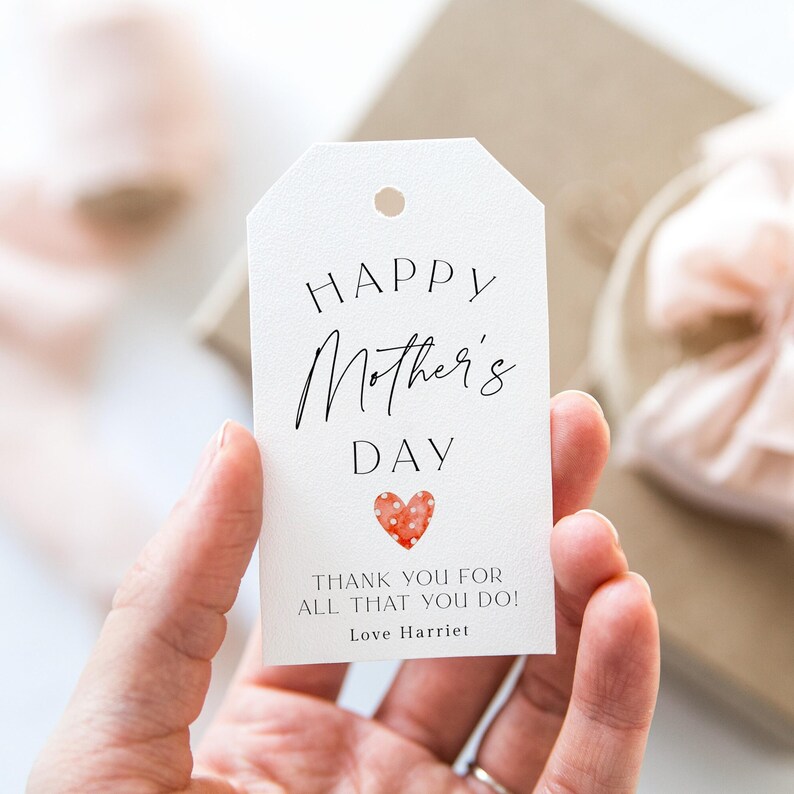 Pu&ograve; includere: Etichetta regalo bianca con testo nero che recita "Happy Mother's Day" e "Grazie per tutto quello che fai! Con affetto, Harriet". Un cuore rosso con pois bianchi &egrave; sopra il testo "Grazie".