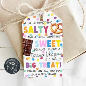 Puede incluir: Una etiqueta de regalo con lunares coloridos y el texto: "Algo salado y algo dulce." La etiqueta incluye imágenes de un pretzel y chocolate. El texto continúa: "¡Porque tener un profesor como tú es un gran placer!"