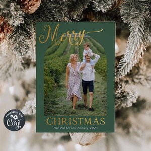Plantilla de tarjeta navideña con foto de arco verde y dorado, tarjeta navideña moderna imprimible, tarjeta de felicitación navideña editable, descarga instantánea