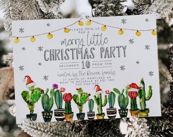 Può includere: Un invito a una festa di Natale a tema cactus. L'invito presenta una ghirlanda di luci, cactus con cappelli di Babbo Natale e il testo "Unisciti a noi per una piccola e allegra festa di Natale, il 10 dicembre dalle 19:00, organizzata dalla famiglia Rowan, 27 Smith St. Portland OR, RSVP a Michelle entro il 3 dicembre, 555 000 000".