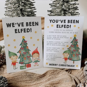Puede incluir: Dos tarjetas imprimibles con un tema de duendes navideños. Las tarjetas dicen "We've Been Elfed!" y "You've Been Elfed!" con instrucciones para un juego de duendes navideños. Las tarjetas presentan ilustraciones de duendes y árboles de Navidad.