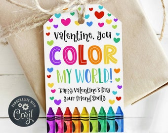 Op de afbeelding: Een wit Valentijnsdag-cadeautje met kleurrijke hartjes en kleurpotloden. De tekst luidt "Valentine, you COLOR MY WORLD! Happy Valentine's Day your friend Emily".