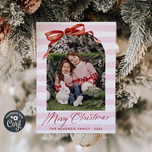 Modelo de cartão de Natal com laço vermelho, cartão de Natal com foto em arco para impressão, cartão de felicitações de família com listras rosa modernas editáveis, download instantâneo