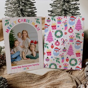 Könnte beinhalten: Weihnachtskarte mit einem Familienfoto und dem Text "Merry Christmas!" in einem farbenfrohen Bogen. Das Design der Karte umfasst eine gemusterte Rückseite mit Weihnachtsmann, Geschenken und Weihnachtsbäumen. Der Text "love the Peterson family 2025" ist ebenfalls sichtbar.