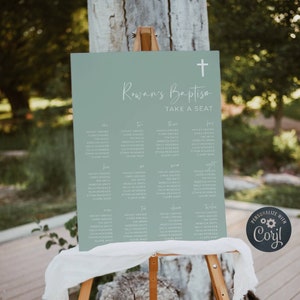 Könnte beinhalten: Ein salbeigrüner Sitzplan mit weißem Text für eine Taufe. Der Sitzplan trägt den Titel "Rowan's Baptism" und hat oben ein weißes Kreuz. Der Sitzplan listet die Namen der Gäste für jeden Tisch auf, nummeriert von eins bis zwölf.